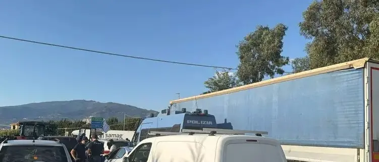 Agricoltori in protesta in Calabria: dopo la mattinata di tensioni a Pizzo, disagi e code a Lamezia\n