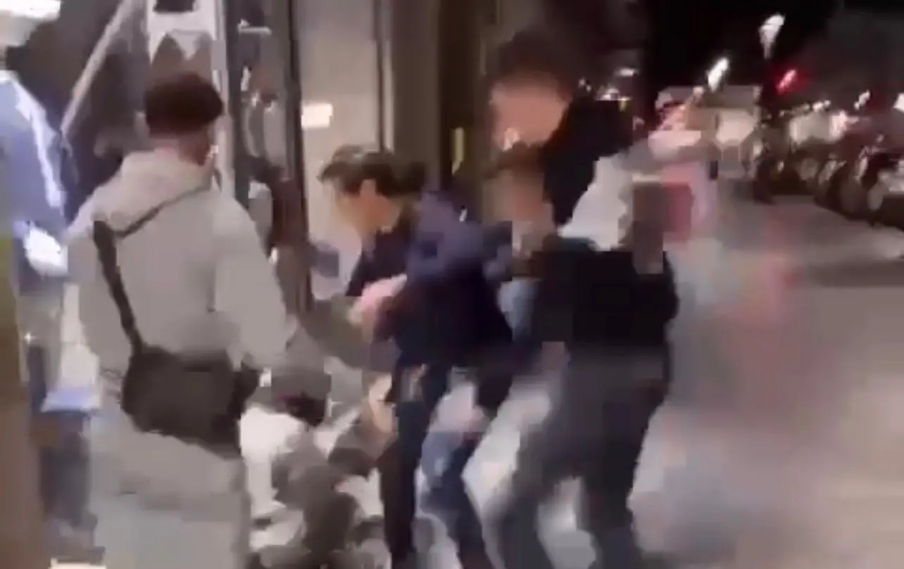 Follia a Siderno, ragazzino indiano massacrato da coetanei in pieno centro: il video finisce sui social\n