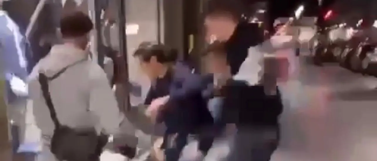 Follia a Siderno, ragazzino indiano massacrato da coetanei in pieno centro: il video finisce sui social\n