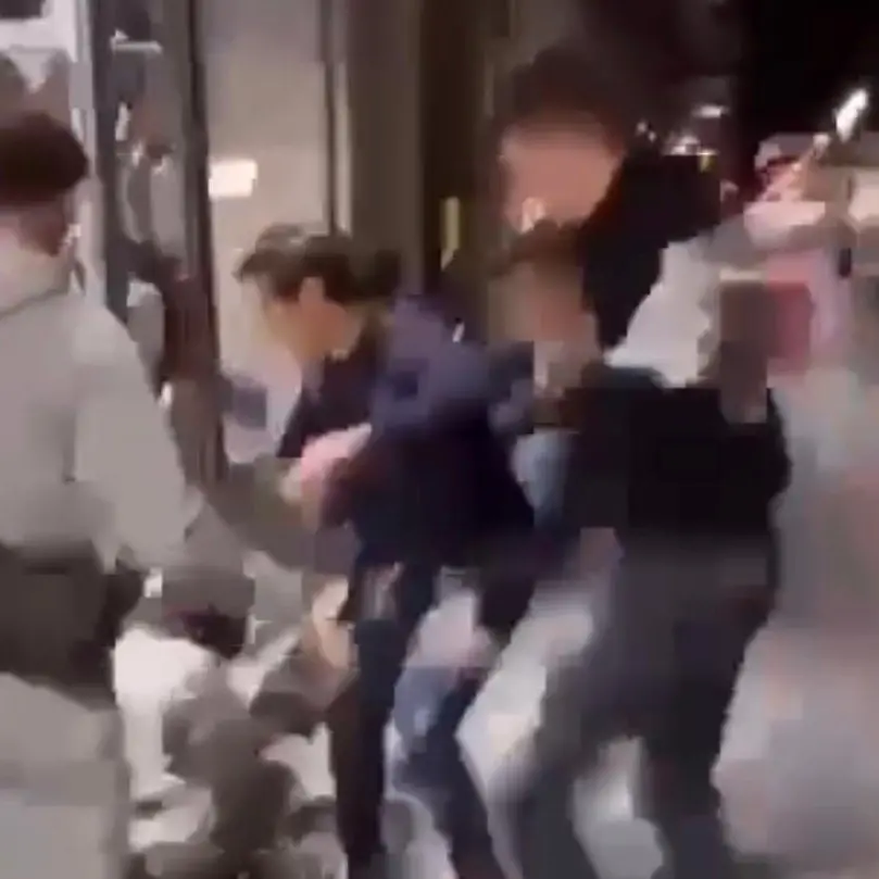 <p>Siderno, ragazzino indiano massacrato da una baby gang mentre gli altri filmano: il video dell’aggressione sui social</p>