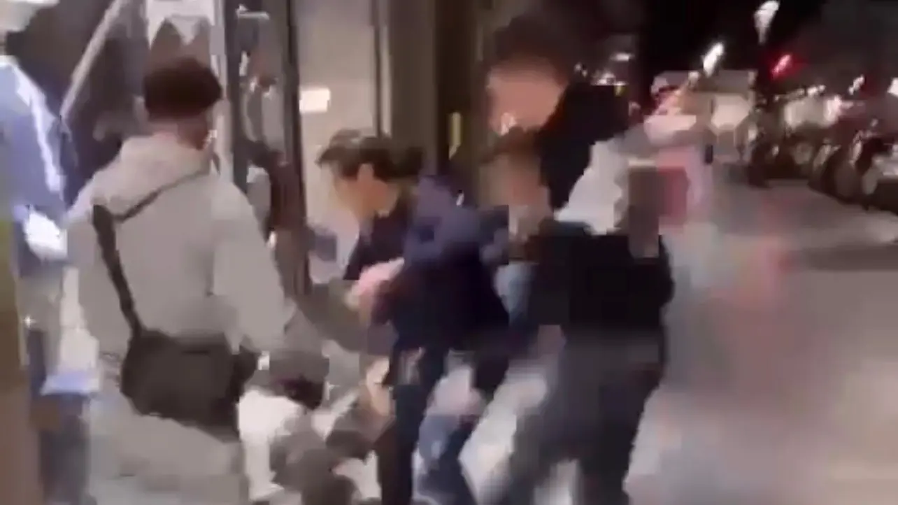 <p>Siderno, <span style=\"color:hsl(0, 75%, 60%);\">ragazzino indiano massacrato da una baby gang </span>mentre gli altri filmano: il video dell’aggressione sui social</p>