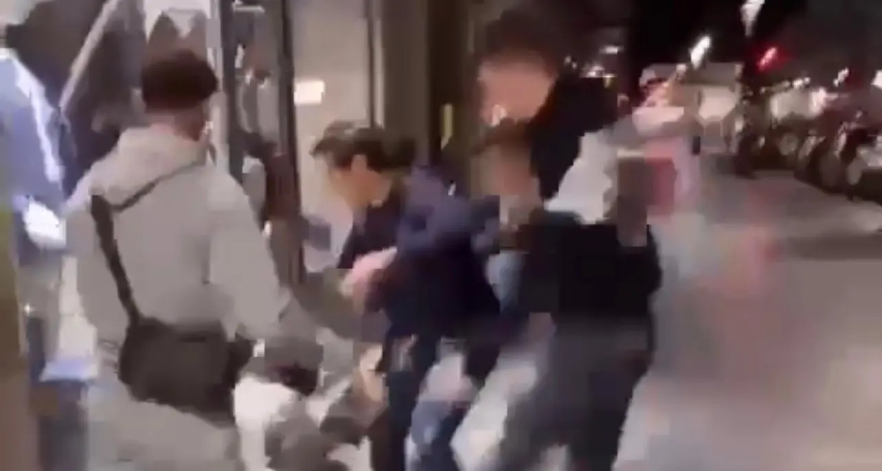Siderno, ragazzino indiano massacrato da una baby gang mentre gli altri filmano: il video dell’aggressione sui social\n