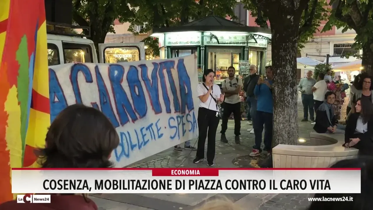 Cosenza, mobilitazione di piazza contro il caro vita