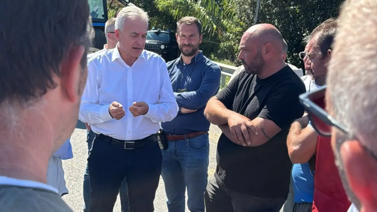 Gallo incontra gli agricoltori in protesta a Spezzano: «Cercheremo di dare risposte concrete»\n
