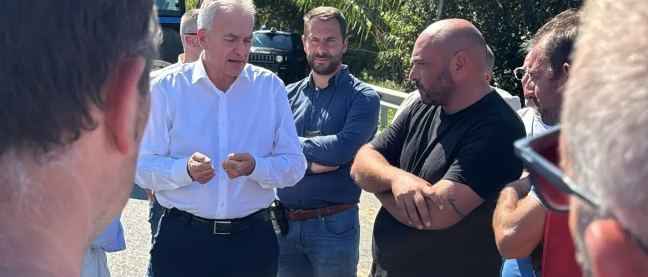 Gallo incontra gli agricoltori in protesta a Spezzano: «Cercheremo di dare risposte concrete»\n