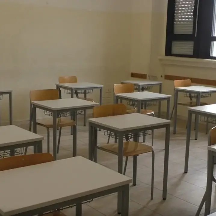 Il preside fa pulire banchi e sedie agli studenti: genitori furibondi\n
