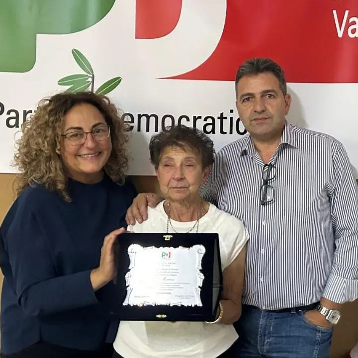 Vazzano ricorda l’ex sindaco\u00A0Mirenzi a quattro anni dalla scomparsa: una targa consegnata alla famiglia\n