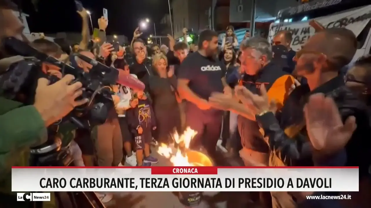 Caro carburanti, terza giornata di presidio a Davoli