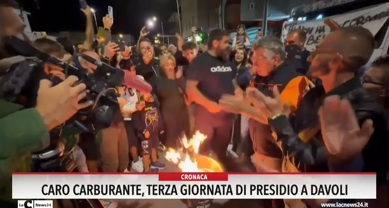 Caro carburanti, terza giornata di presidio a Davoli