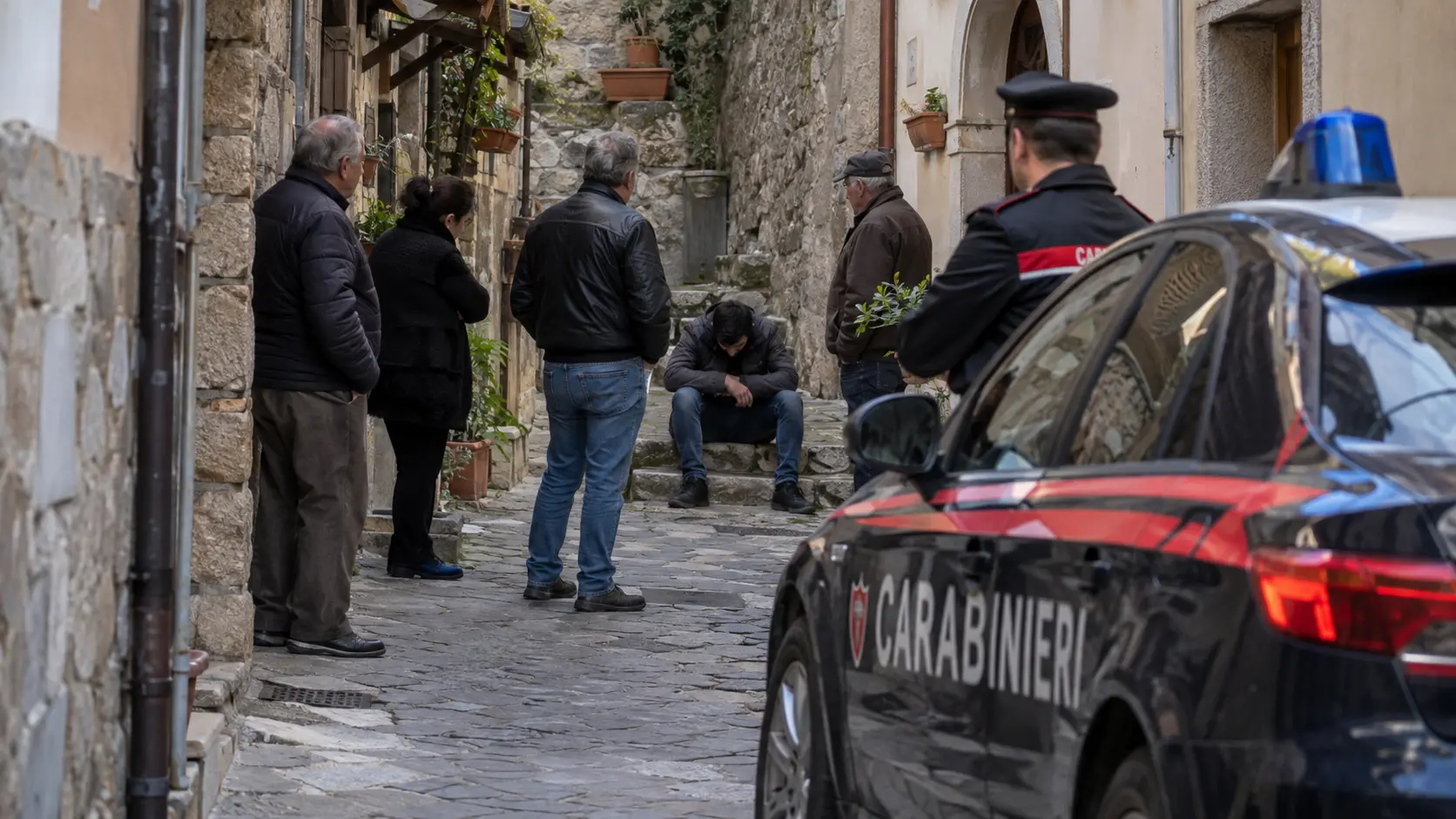 Furto in casa a Nardodipace, il paese si mobilita: inseguimento nei vicoli e due uomini consegnati ai carabinieri\n