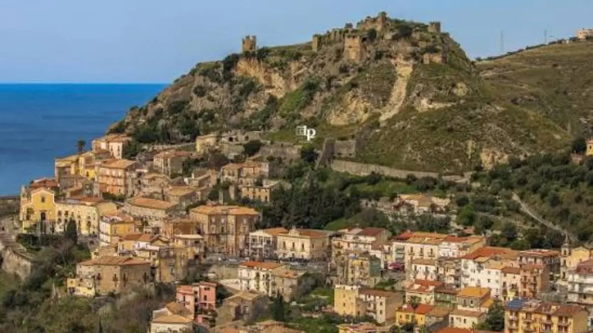 <p>Veduta di Amantea</p>\\n