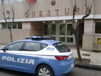 Cosenza, minaccia di far esplodere la bombola del gas e di buttarsi dal balcone\n