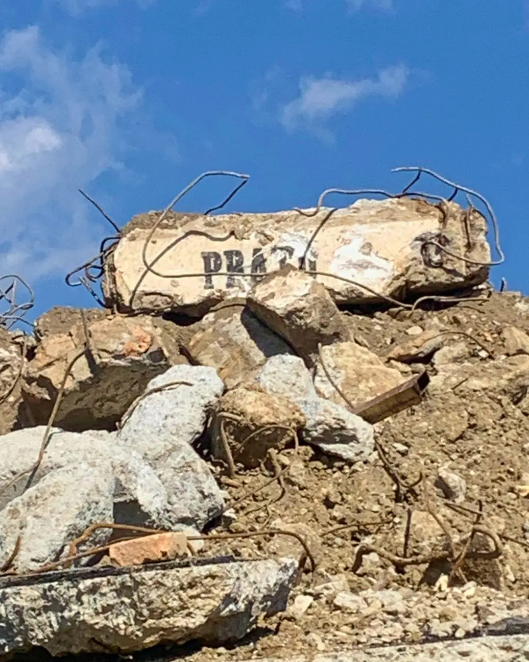 Lavori allo stadio “Ceravolo”, riaffiora un pezzo di storia: ritrovata la trave della vecchia Curva \"Prato\"\n