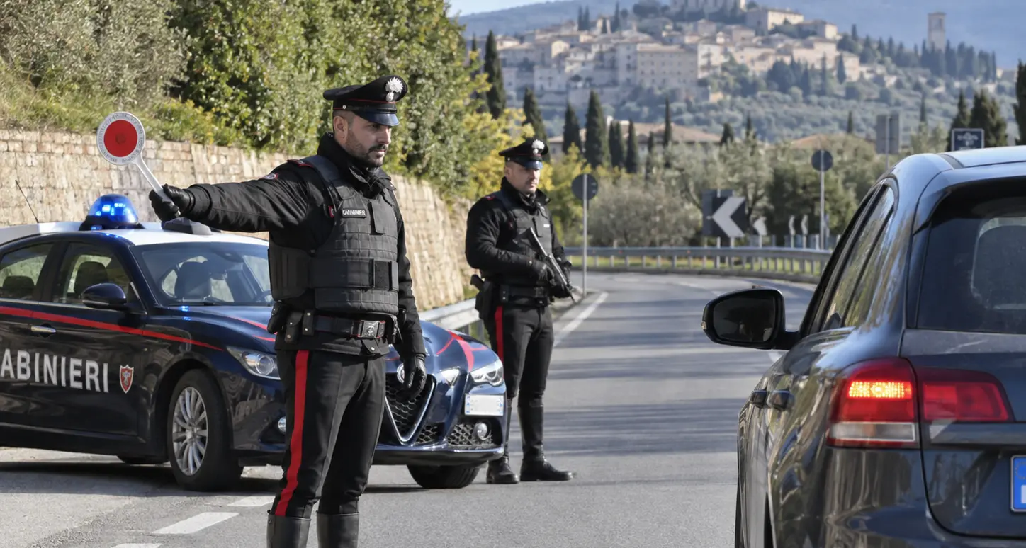Non si ferma all’alt e tenta la fuga: fermato dopo un inseguimento, trovate banconote false