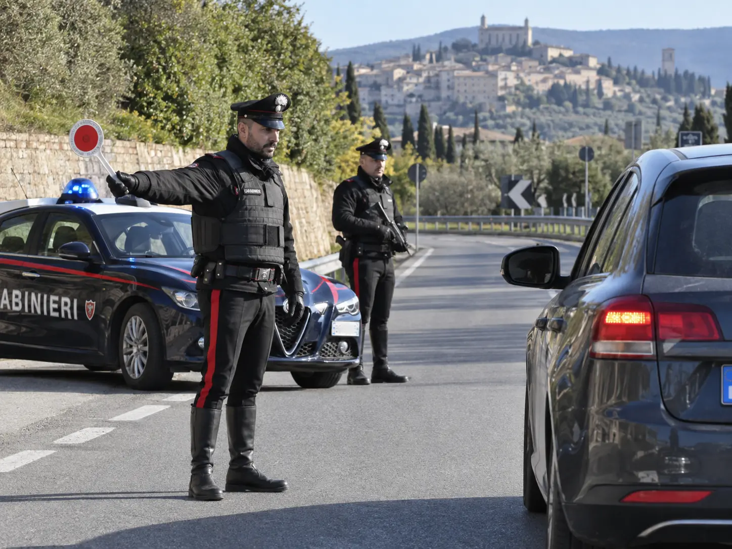 Non si ferma all’alt e tenta la fuga: fermato dopo un inseguimento, trovate banconote false