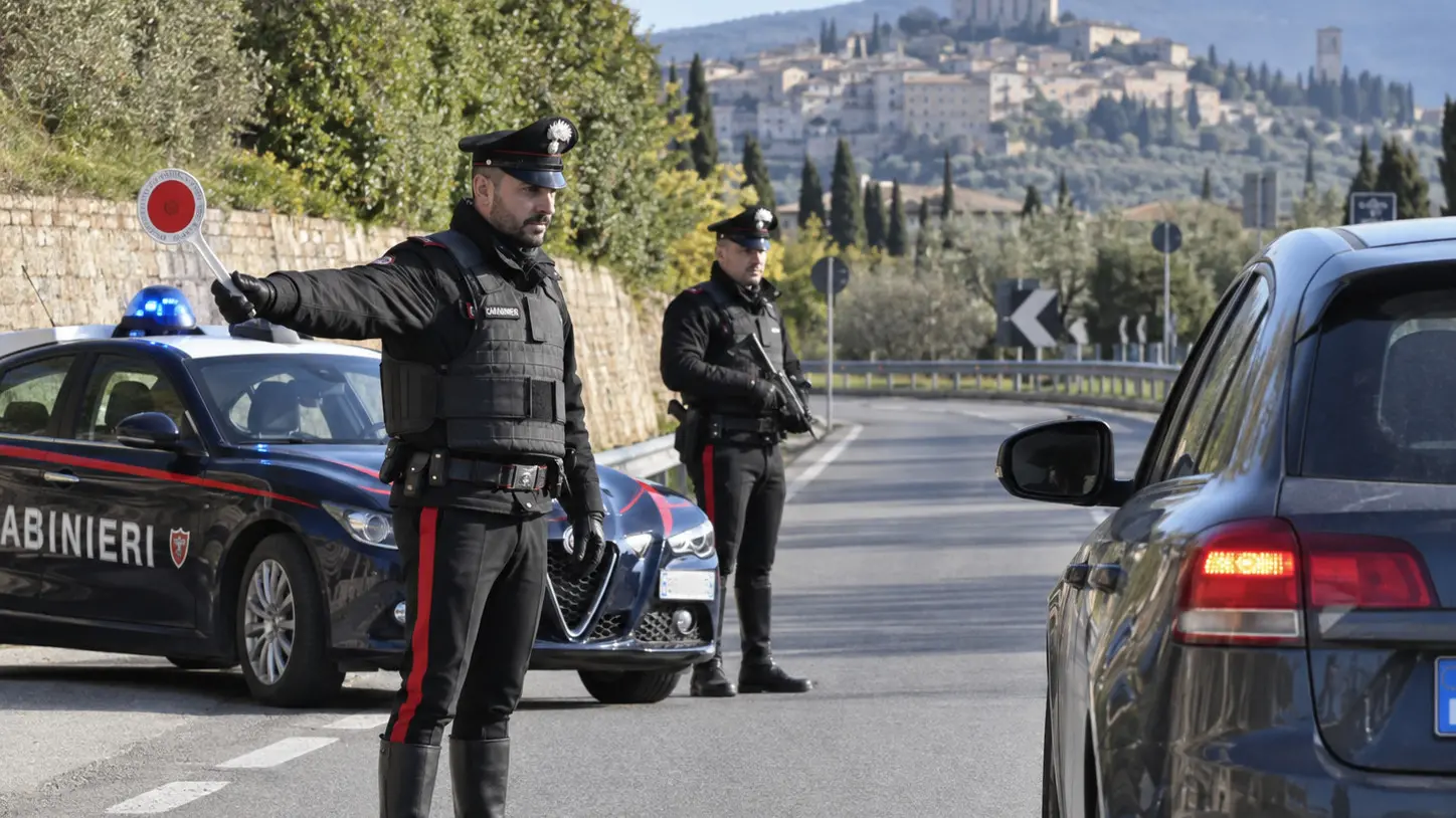 Non si ferma all’alt e tenta la fuga: fermato dopo un inseguimento, trovate banconote false