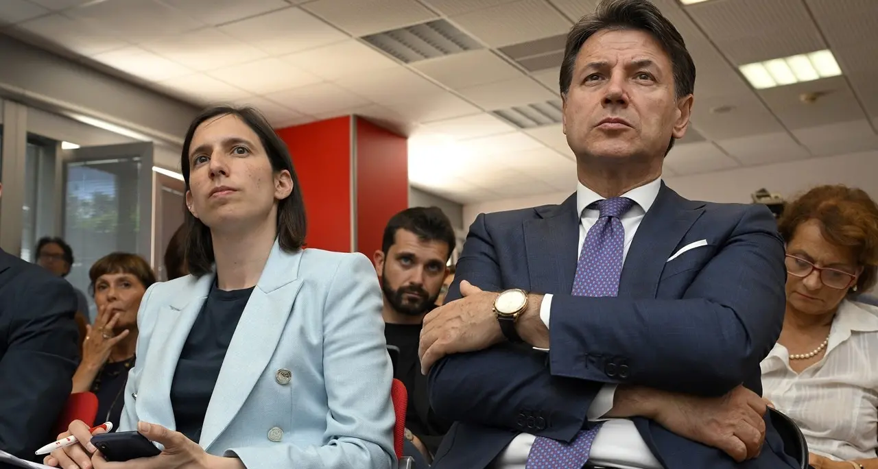 Schlein sfida Conte e si prende il Pd: «Abbiamo il doppio dei voti». Il campo largo va verso le primarie\n
