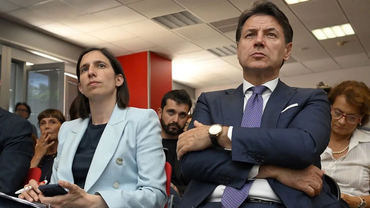 Schlein sfida Conte e si prende il Pd: «Abbiamo il doppio dei voti». Il campo largo va verso le primarie\n