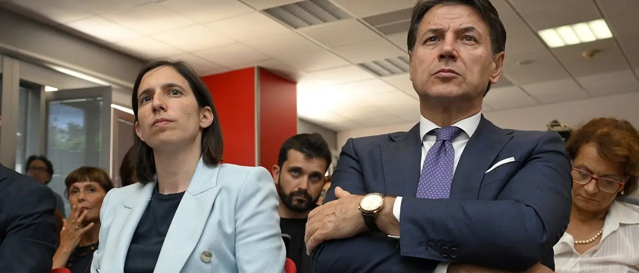 Schlein sfida Conte e si prende il Pd: «Abbiamo il doppio dei voti». Il campo largo va verso le primarie\n