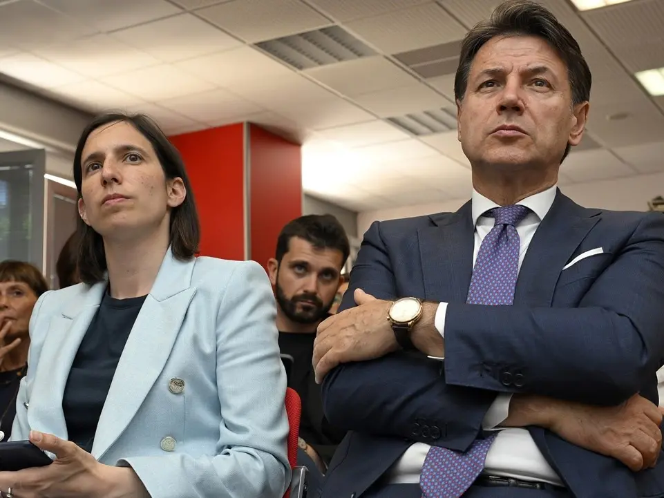 Schlein sfida Conte e si prende il Pd: «Abbiamo il doppio dei voti». Il campo largo va verso le primarie