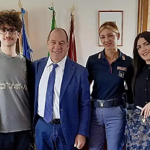 Trova un portafogli con 370 euro e lo consegna alla Polizia: Denise premiata dal questore di Cosenza\n