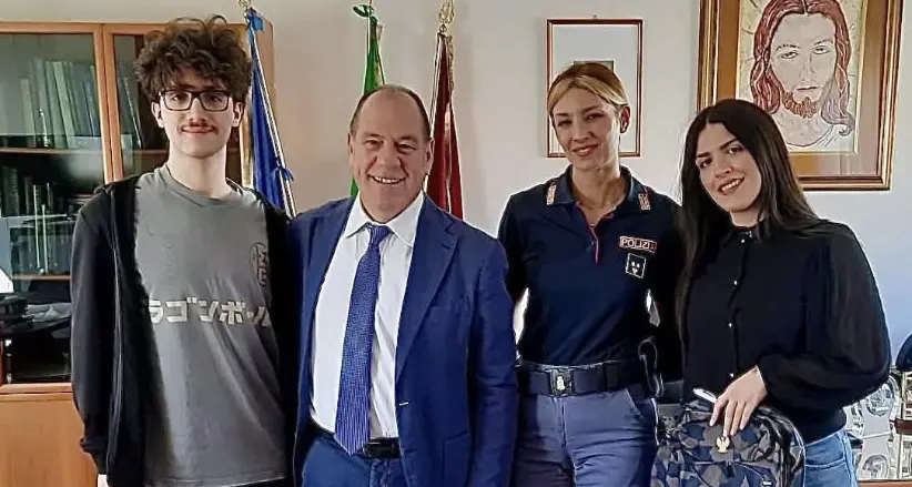 Trova un portafogli con 370 euro e lo consegna alla Polizia: Denise premiata dal questore di Cosenza\n