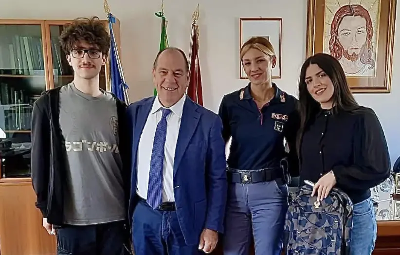 Trova un portafogli con 370 euro e lo consegna alla Polizia: Denise premiata dal questore di Cosenza\n