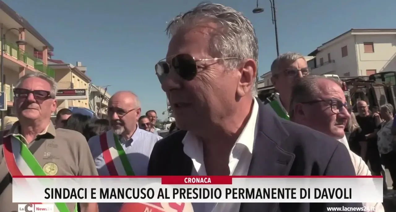 Sindaci e Mancuso al presidio permanente di Davoli