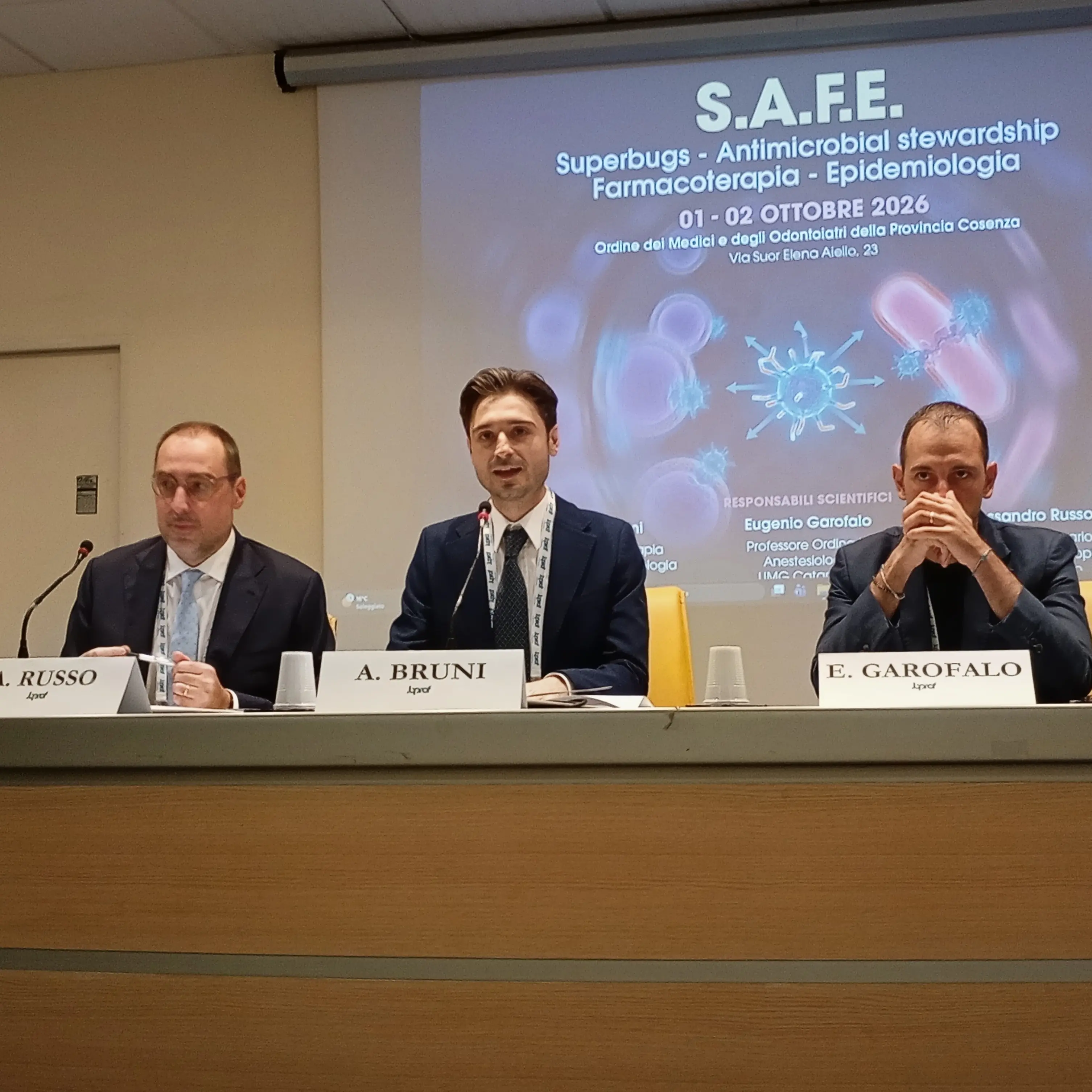 Superbugs, a Cosenza il congresso Safe: «Non bastano nuovi antibiotici, serve governare i processi di cura»\n