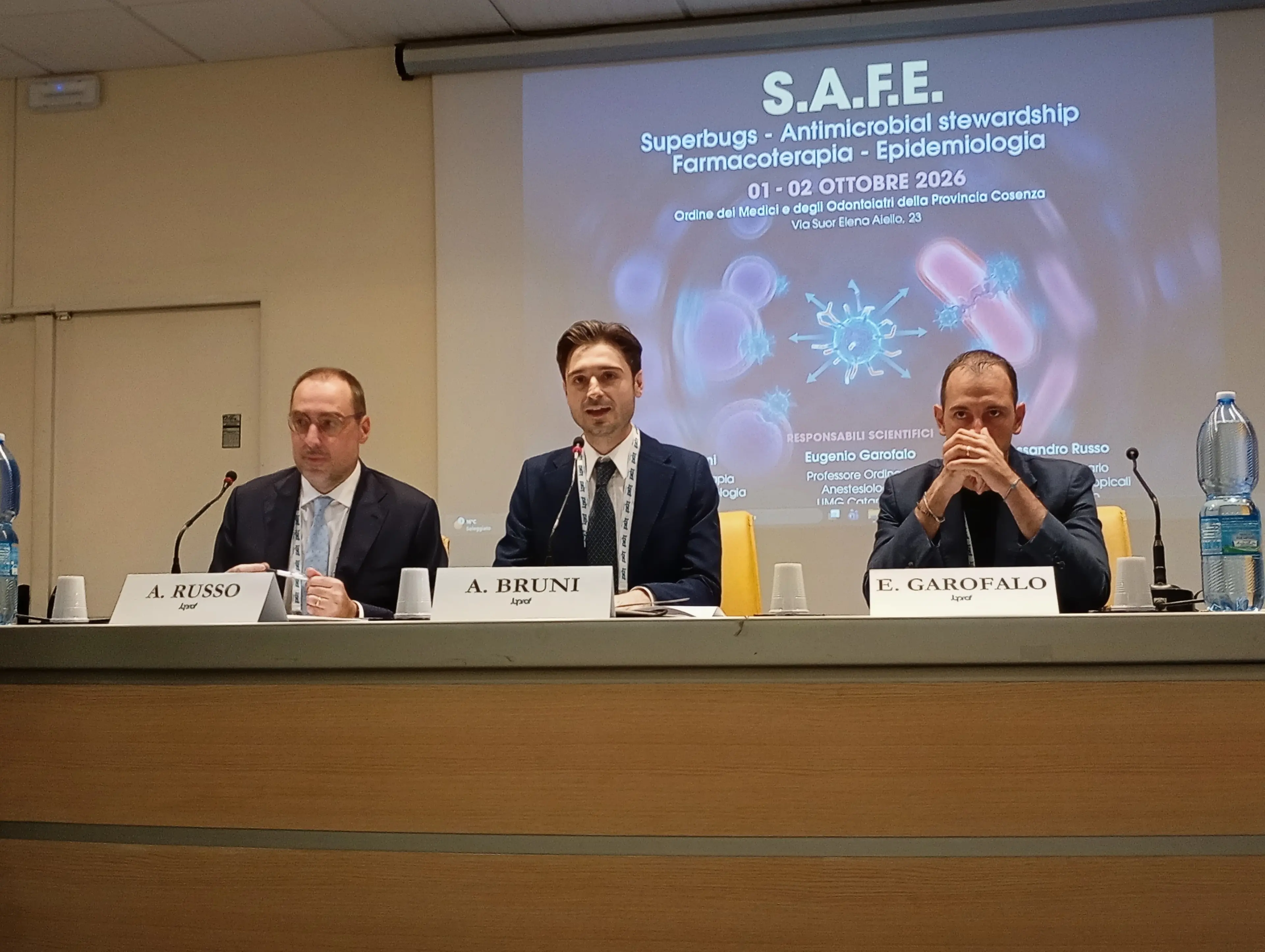 Superbugs, a Cosenza il congresso Safe: «Non bastano nuovi antibiotici, serve governare i processi di cura»\n