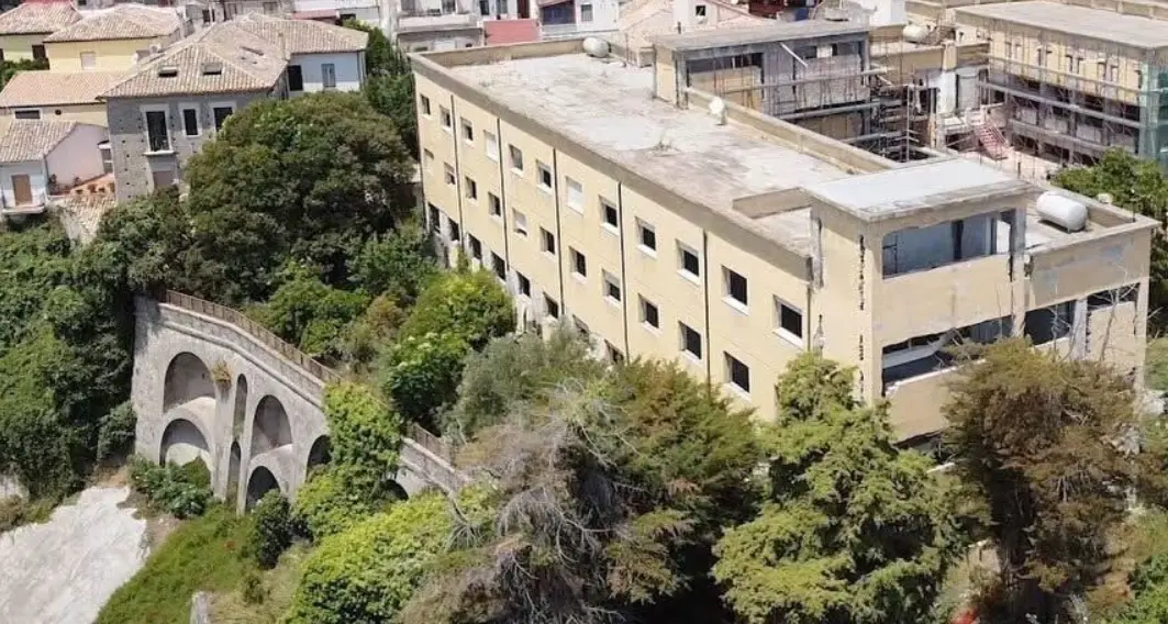<p>Ex Mazzini, prosegue il percorso verso la <span style=\"color:hsl(0, 75%, 60%);\">demolizione</span>: Catanzaro prepara un nuovo spazio nel cuore della città</p>