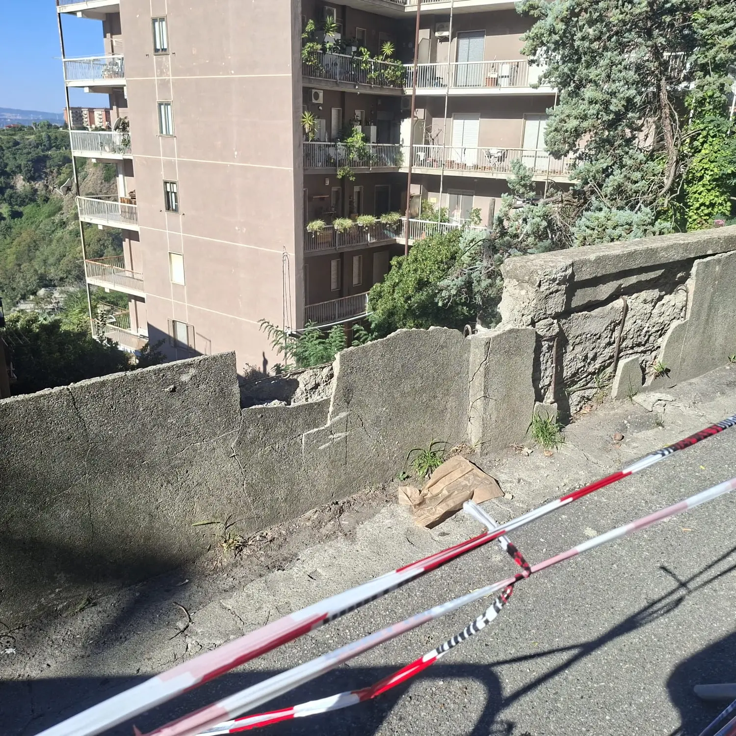 Via Carlo V: crolla parte di muretto soltanto transennato anziché riparato