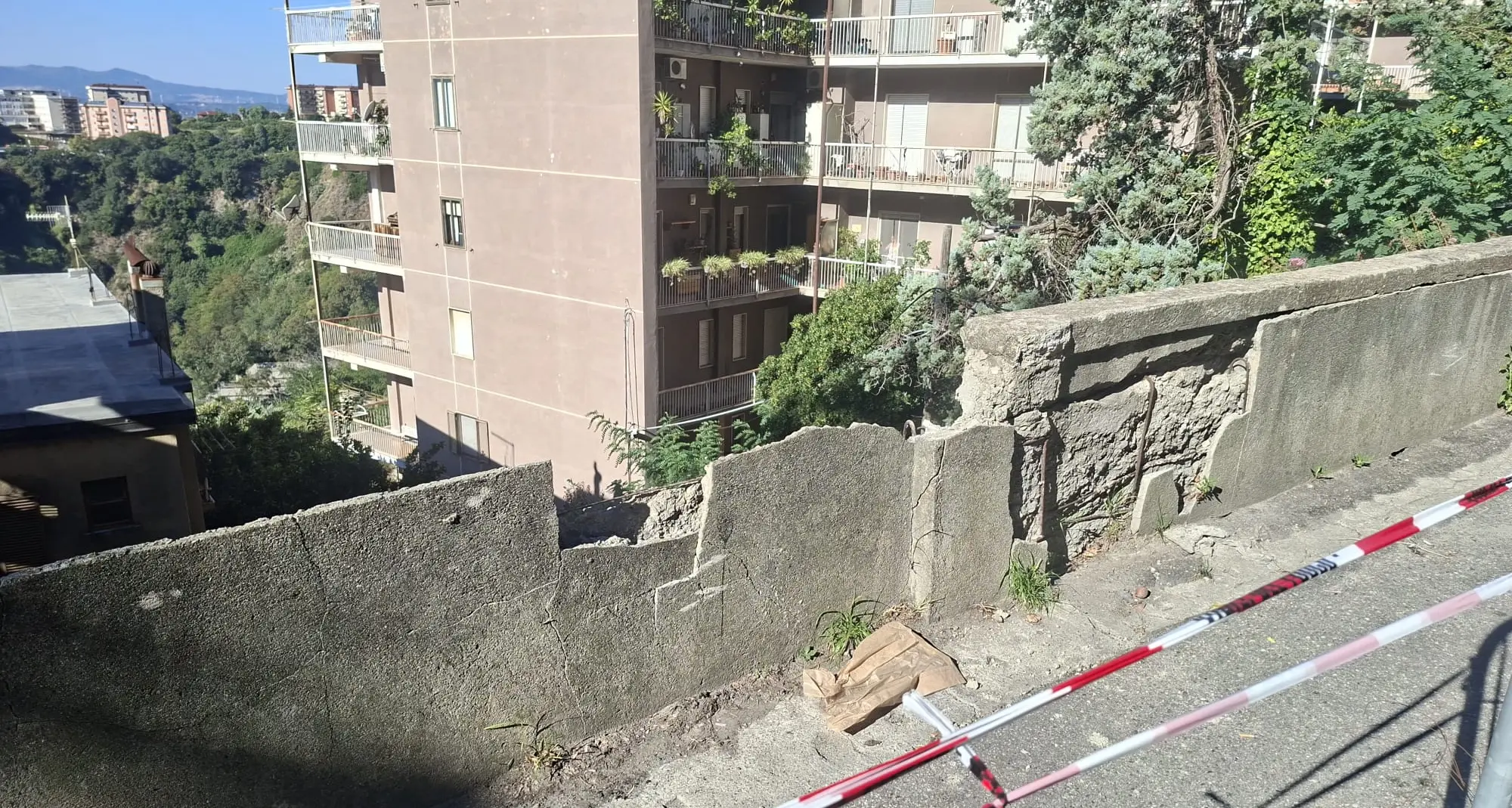 Via Carlo V: crolla parte di muretto soltanto transennato anziché riparato