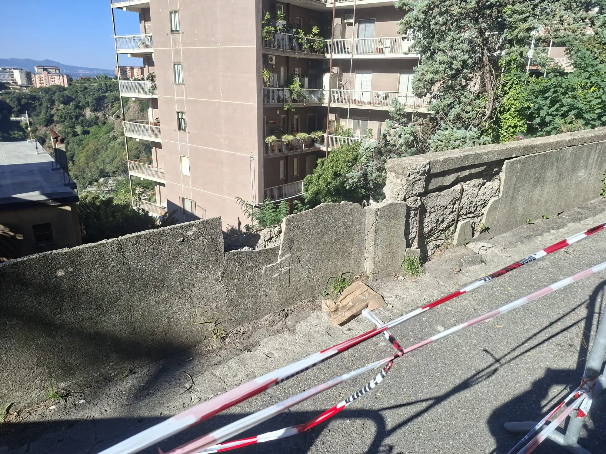 Via Carlo V: crolla parte di muretto soltanto transennato anziché riparato