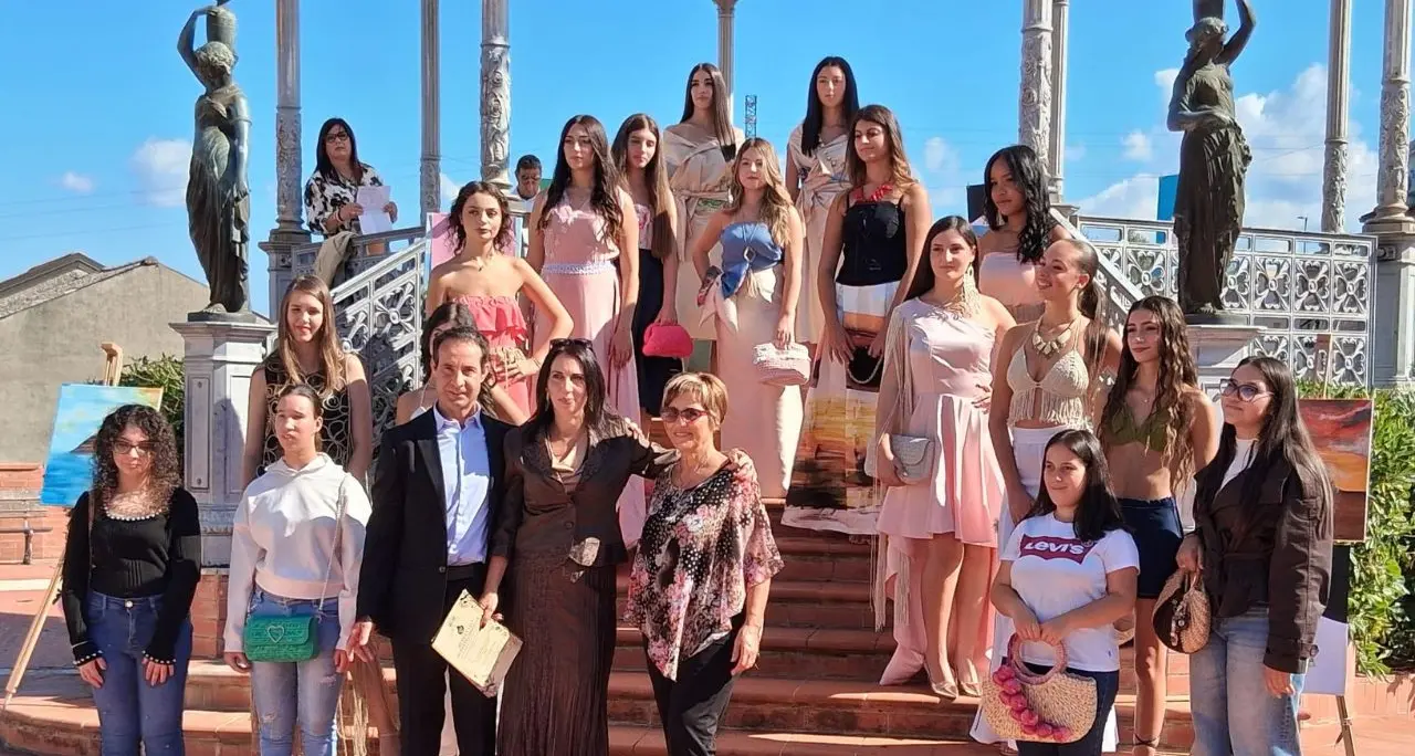 Moda, arte e territorio: le studentesse dell'Ipseoa \"Gagliardi\" di Vibo incantano alla prima Biennale di Filogaso\n