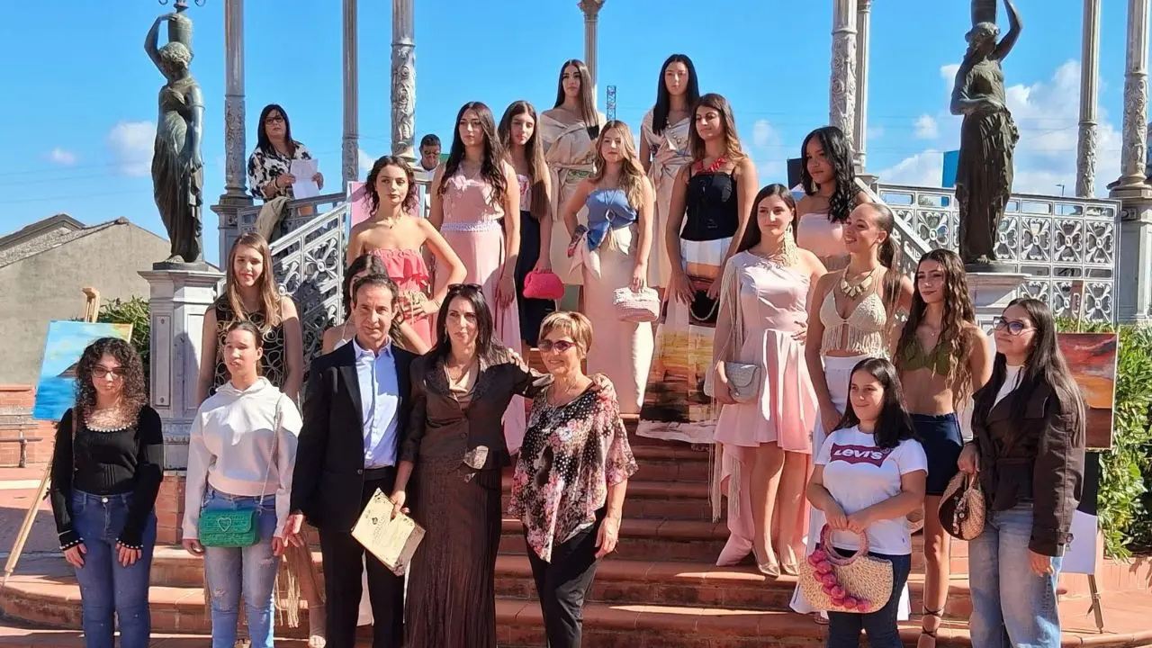 Moda, arte e territorio: le studentesse dell'Ipseoa \"Gagliardi\" di Vibo incantano alla prima Biennale di Filogaso\n