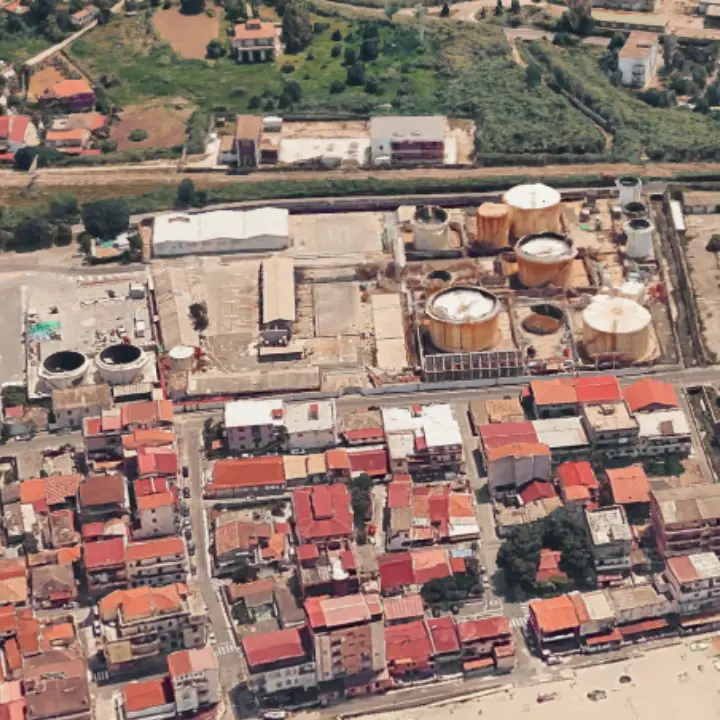 Extraprofitti record per le compagnie petrolifere ma a Vibo Marina non resta nulla, solo i depositi costieri\n