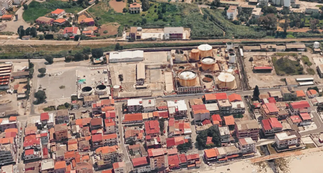 Extraprofitti record per le compagnie petrolifere ma a Vibo Marina non resta nulla, solo i depositi costieri\n