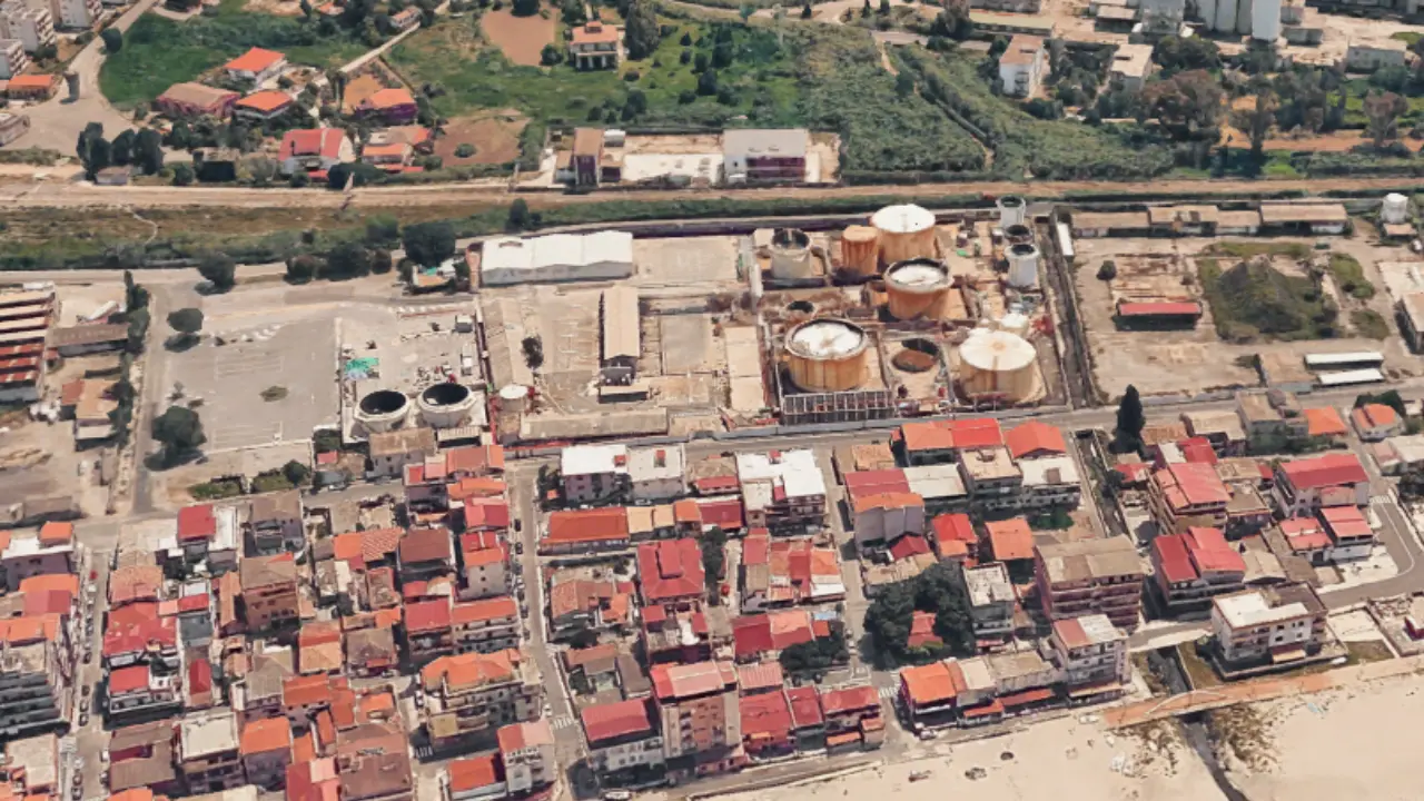 Extraprofitti record per le compagnie petrolifere ma a Vibo Marina non resta nulla, solo i depositi costieri\n