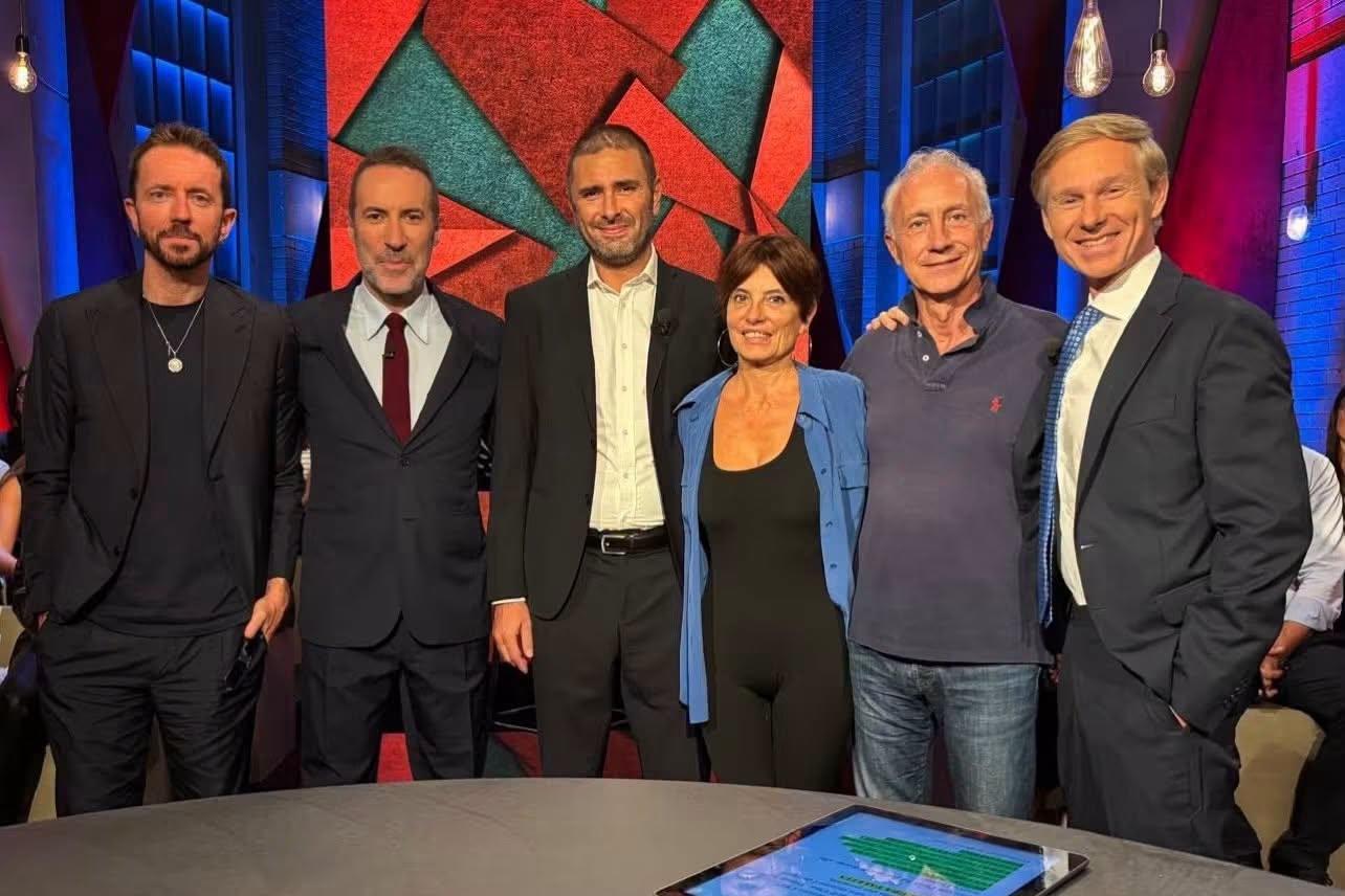 Alessandro Di Battista torna in uno studio televisivo: «Sto abbastanza bene». Iniziate le cure