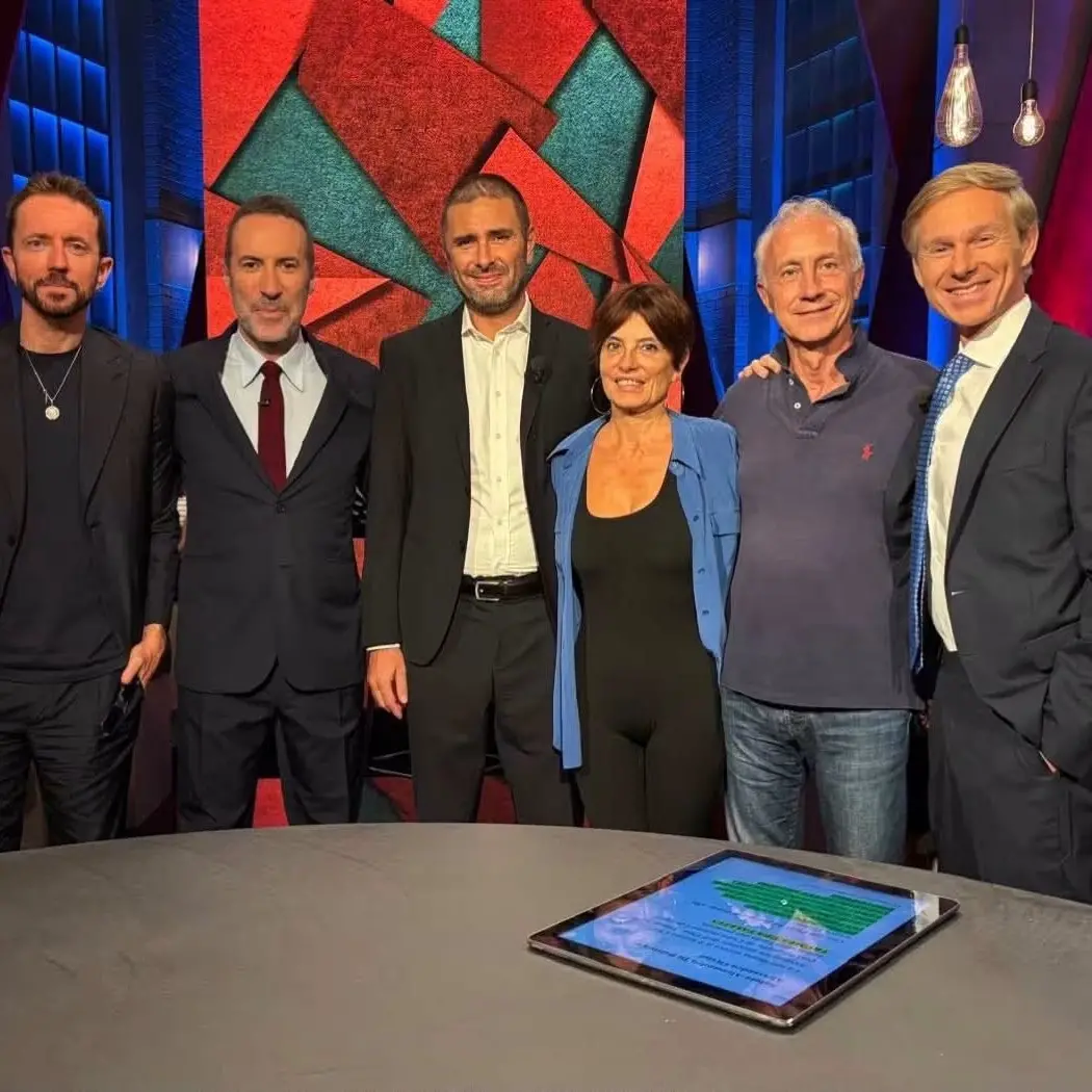 Alessandro Di Battista torna in uno studio televisivo: «Sto abbastanza bene». Iniziate le cure\n