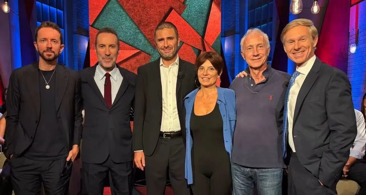 Alessandro Di Battista torna in uno studio televisivo: «Sto abbastanza bene». Iniziate le cure\n