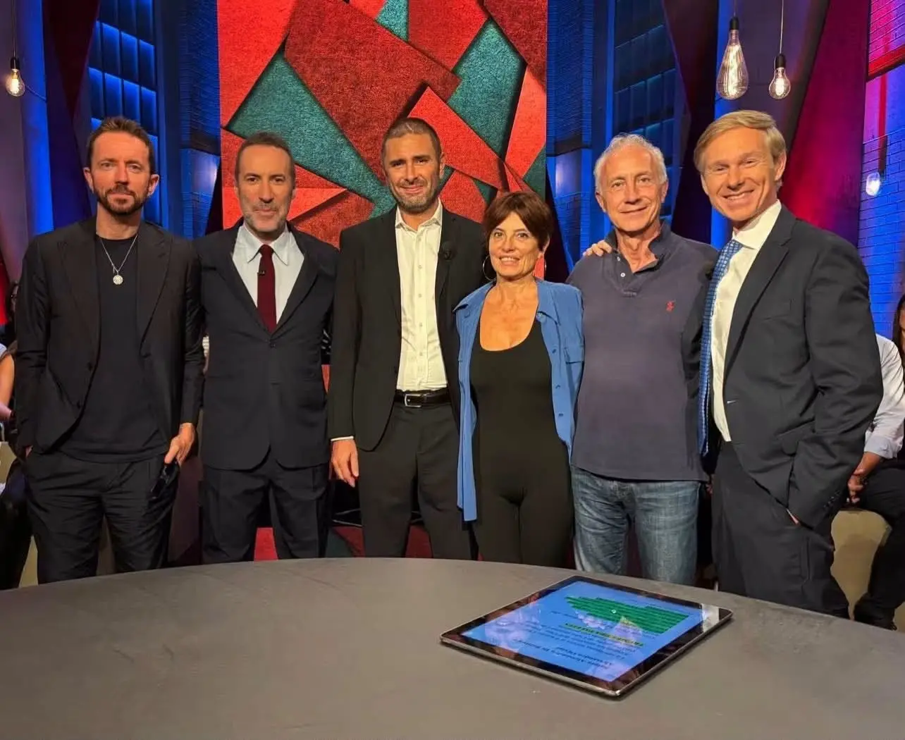 Alessandro Di Battista torna in uno studio televisivo: «Sto abbastanza bene». Iniziate le cure\n