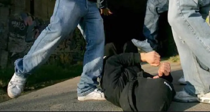 Un 13enne aggredito sul Corso Garibaldi da una baby gang: L’ombra dell’emulazione dopo il caso Siderno\n