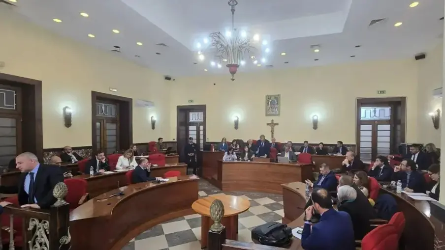 <p>Una seduta di&nbsp;Consiglio comunale a Vibo</p>\\n