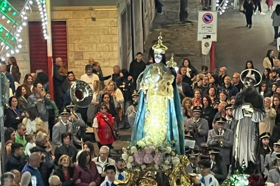 Vibo riabbraccia la Madonna del Rosario: folla al concerto e grande partecipazione alla processione\n