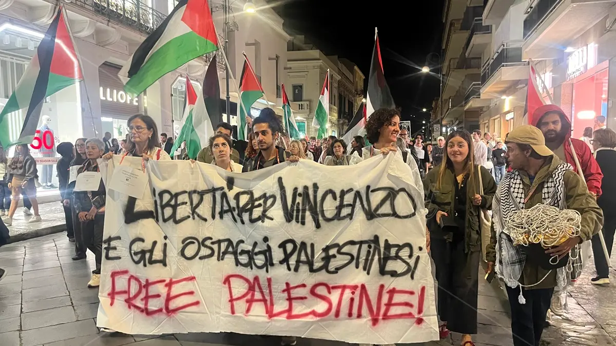 Mentre la tregua monopolizza i media il coordinamento e la community Pro Palestina ricordano il sacrificio e il contributo essenziale dei sanitari e invitano a tenere alta l\\u2019attenzione: \\u00ABC\\u2019\\u00E8 un popolo che sta tornando casa senza averne pi\\u00F9 una\\u00BB