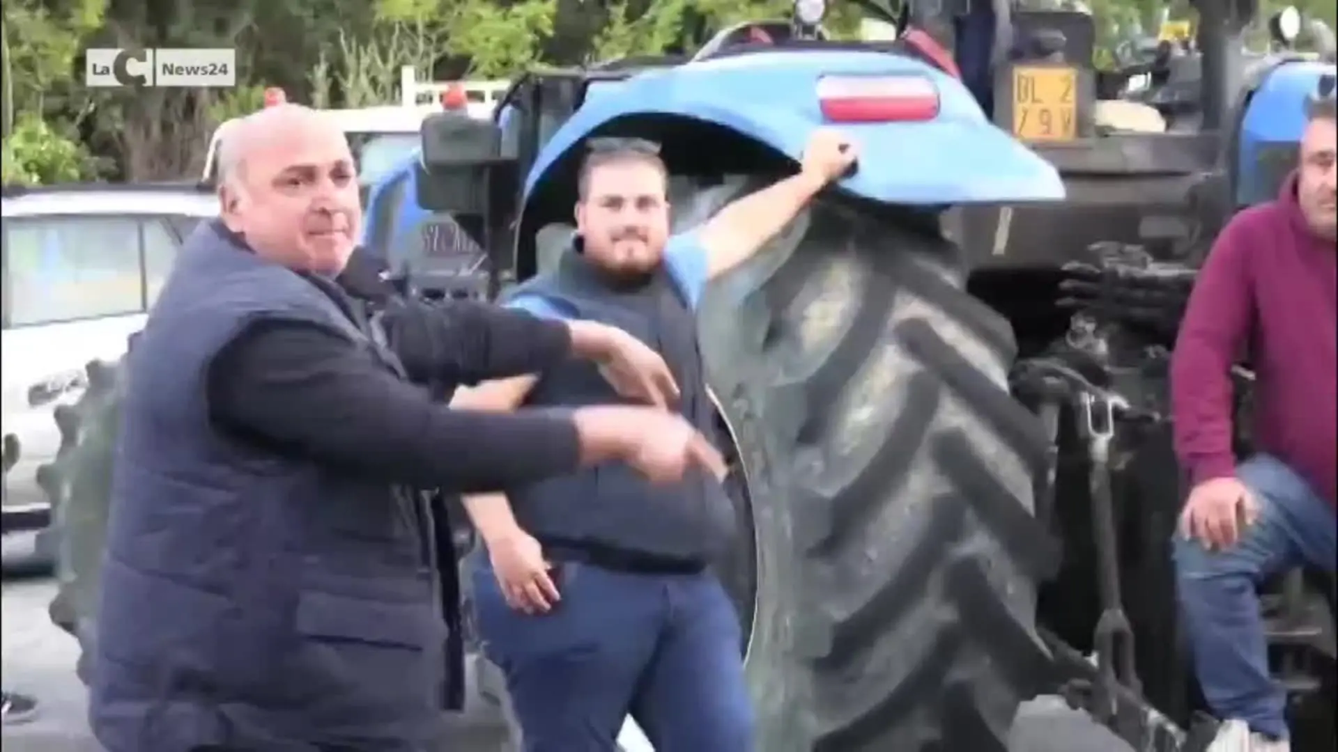 Carburanti, tensione a Vibo Marina: gli agricoltori fermano le autocisterne