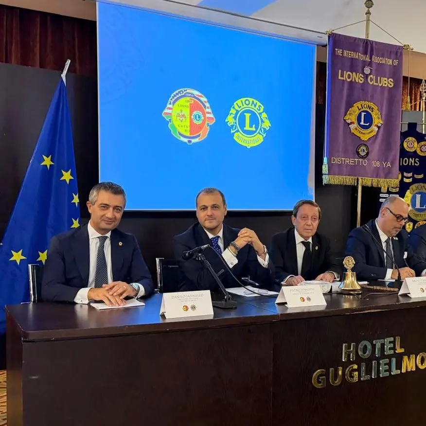 Lions Catanzaro Host, il futuro ha radici nel cuore della città: all’Hotel Guglielmo l’apertura dell’anno sociale con il governatore Canetti e la Targa Lions allo scrittore Gioacchino Criaco\n