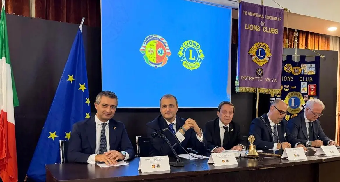 Lions Catanzaro Host, il futuro ha radici nel cuore della città: all’Hotel Guglielmo l’apertura dell’anno sociale con il governatore Canetti e la Targa Lions allo scrittore Gioacchino Criaco\n